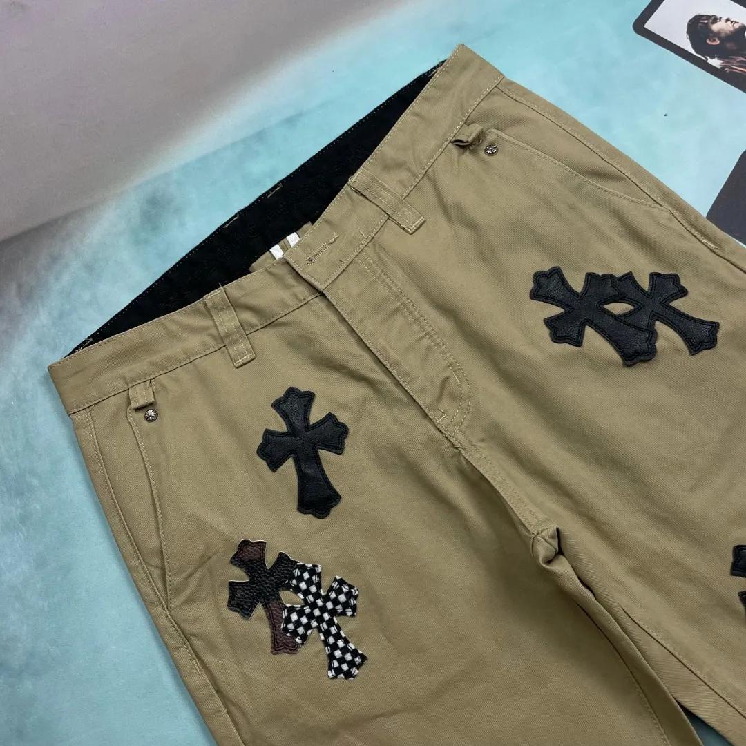 🅿️290 🔘Style No.-KL158 🔘Cro Heart𝐂𝐡𝐫𝐨𝐦𝐞 𝐇𝐞𝐚𝐫𝐭💥Breaking hot style💥Camouflage checkerboard horse hair cross patch khaki casual jeans* [same style as Angelababy] Chrome full of exploring the ultimate in fashion Hearts新款克罗心裤子，巧妙融合迷彩十字、棋盘马毛十字等元素，打破传统界限。 The clever fusion of Mattyboy’s same style, overalls and khaki jeans brings endless matching inspiration to fashionistas.  This pair of Crow Heart overalls not only presents a unique retro style, but also takes into account both comfort and sophistication with its wide-leg fit and loose design.中高腰设计搭配慵懒又随意的风格，既显腿长又保持休闲感，是潮男潮女的时尚必备之选。  Khaki overalls are unique in leather matching and color selection, making them the leader among overalls. Chrome Hearts' khaki cross chino casual pants have a prince-like aristocratic feel. The pants have 40 panels of leather and full texture. The W34 size is perfectly presented and has become the focus of the forefront of fashion. Whether it's for daily wear or a trendy try, these pants can bring you an excellent fashion experience.  Size: S M L XL XXL (28.30.32.34.36) Color: Khaki